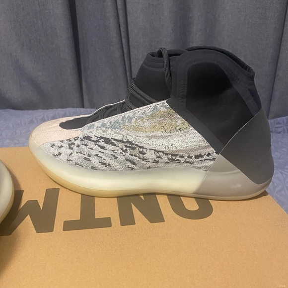 Yeezy Quantum Sneakers in Black/Blue and Cream - Picture 3 of 11